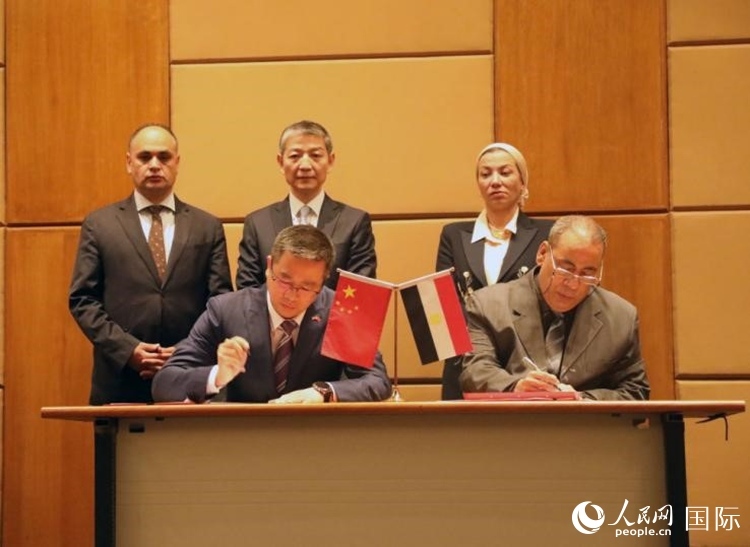 中國駐埃及使館公使張朝陽與埃環(huán)境事務(wù)署工程和項(xiàng)目管理局局長阿卜杜勒阿齊茲簽署交接證書。沈小曉攝