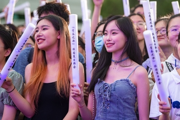 場下觀眾十分熱情。人民網(wǎng)記者 翁奇羽攝