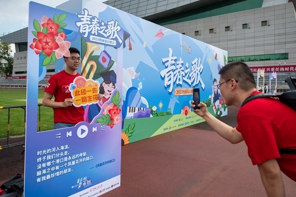 學(xué)生在市集打卡拍照。人民網(wǎng)記者 翁奇羽攝