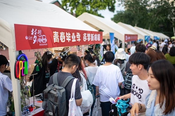 市集現(xiàn)場。人民網(wǎng)記者 翁奇羽攝