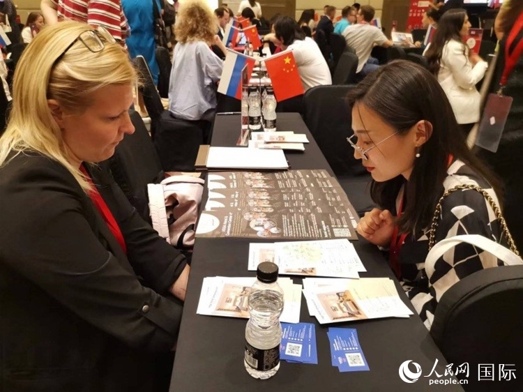 中俄旅游行業(yè)代表在北京路演活動(dòng)現(xiàn)場(chǎng)面對(duì)面溝通。人民網(wǎng)記者 楊倩攝