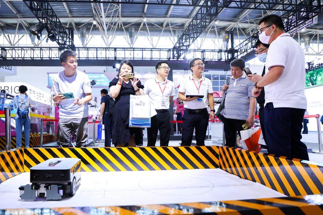 講解員向觀眾介紹智能劃線機(jī)器人。來源：受訪方供圖