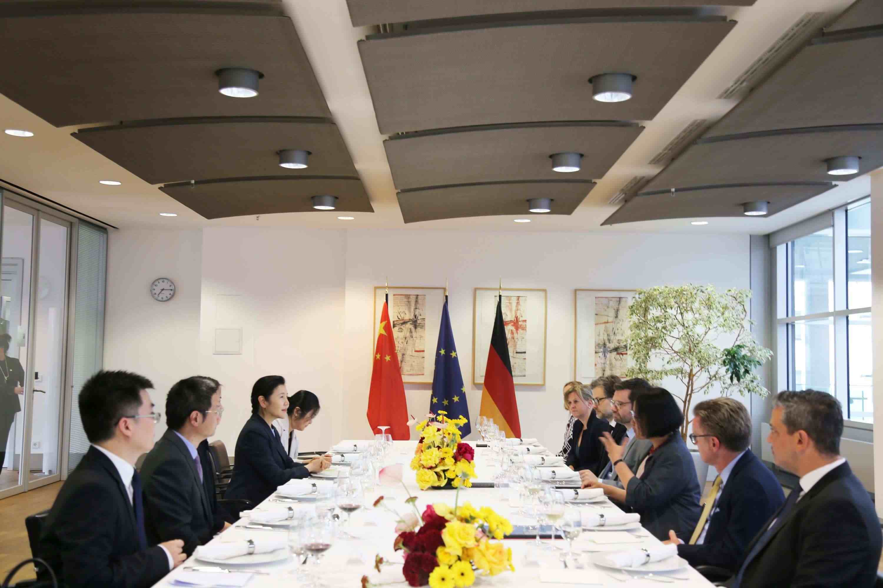 司法部長賀榮與德國聯(lián)邦司法部長布施曼舉行會談。