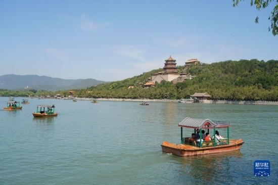 6月22日，游人在北京頤和園乘坐游船。新華社記者 任超 攝