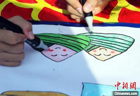 圖為長卷繪畫現(xiàn)場。 興業(yè)縣融媒體中心供圖