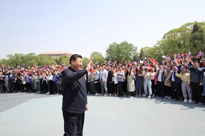 2021年4月19日，在清華大學(xué)建校110周年校慶日即將來臨之際，習(xí)近平來到清華大學(xué)考察。圖為習(xí)近平離開學(xué)校時，同師生們揮手致意。新華社記者 鞠鵬 攝