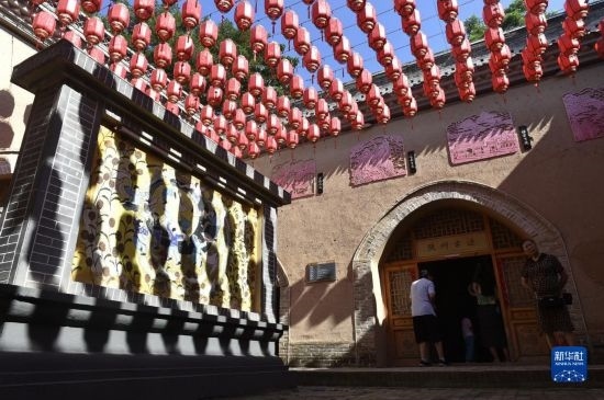 6月23日，游人在三門峽市陜州地坑院景區(qū)內(nèi)游覽。