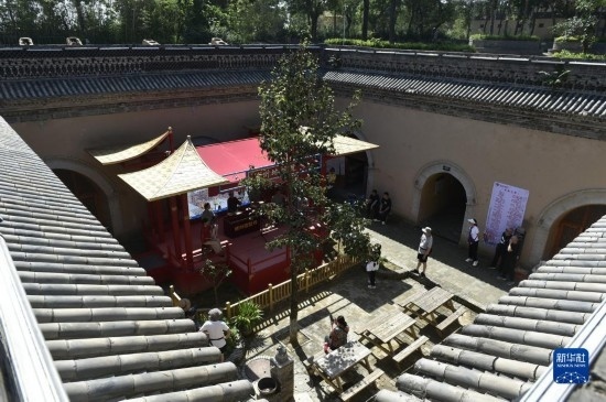 6月23日，游人在三門峽市陜州地坑院景區(qū)內(nèi)游覽。