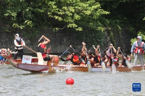 6月23日，在江蘇省宜興市舉行的龍舟競渡賽中，參賽選手們奮力拼搏。