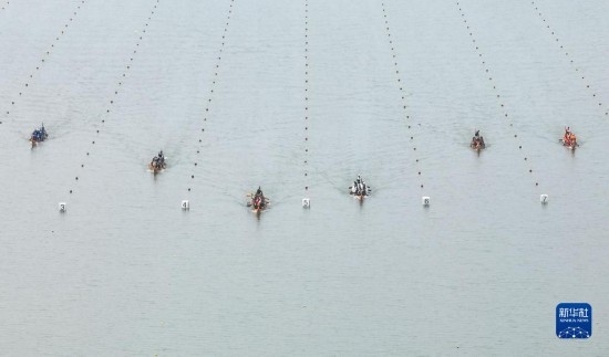 6月23日，在江蘇省泰州市水上運(yùn)動訓(xùn)練基地，人們參加龍舟比賽（無人機(jī)照片）。