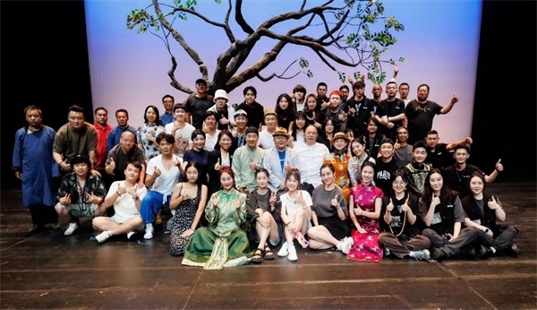 《斷金》百場演職人員合影。龍馬社供圖