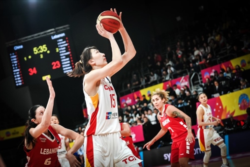 中國女籃隊(duì)員韓旭籃下進(jìn)攻。圖片來源：國際籃聯(lián)