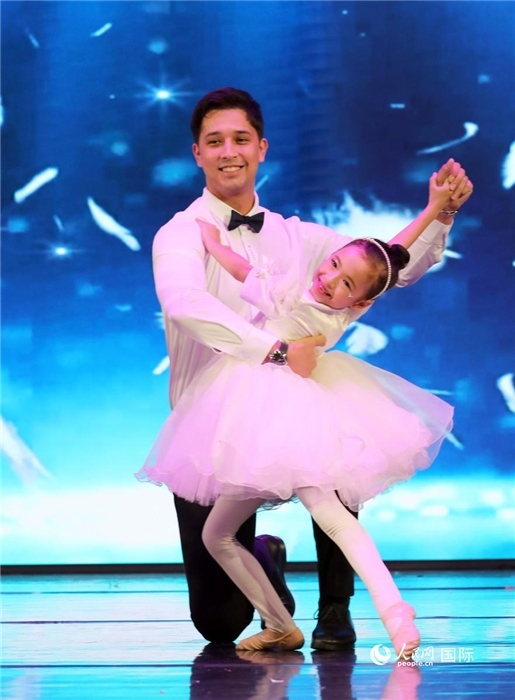 父女共舞“愛的華爾茲”。人民網(wǎng)記者 管克江攝