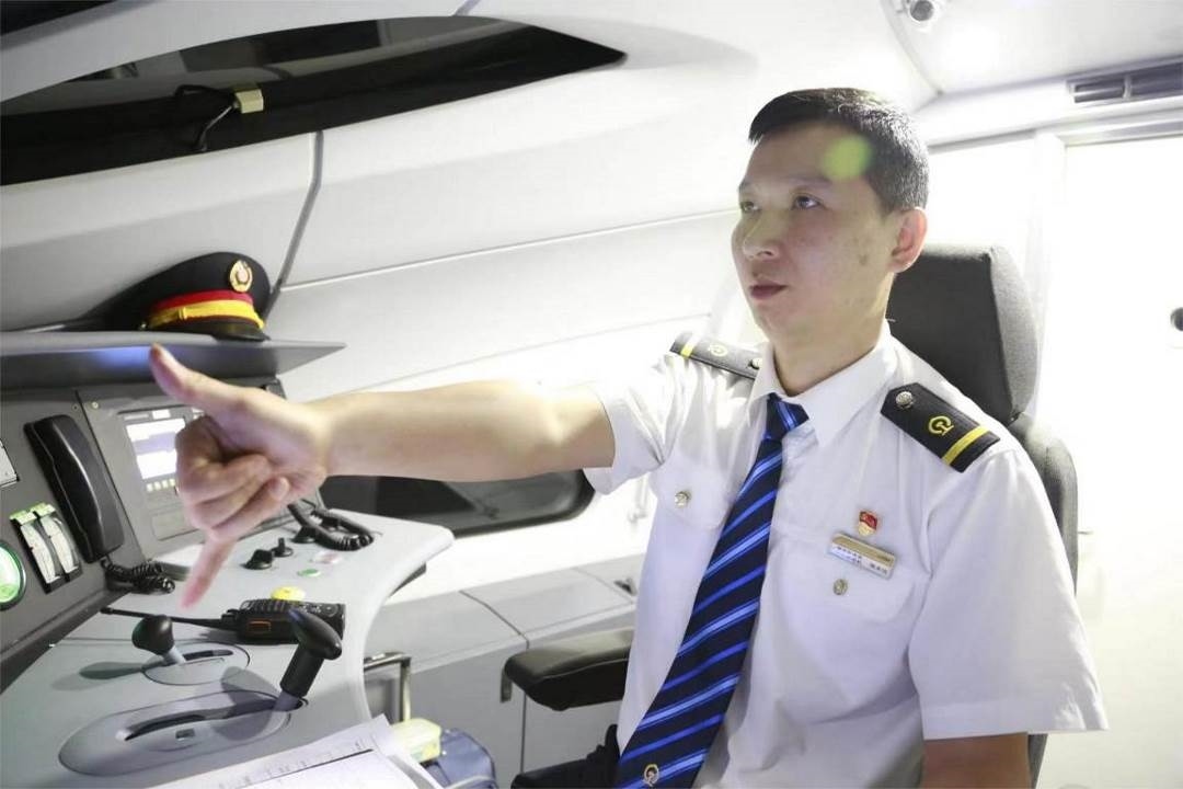 陳承儀駕駛動車組列車執(zhí)行標(biāo)準(zhǔn)作業(yè)。陳巍攝