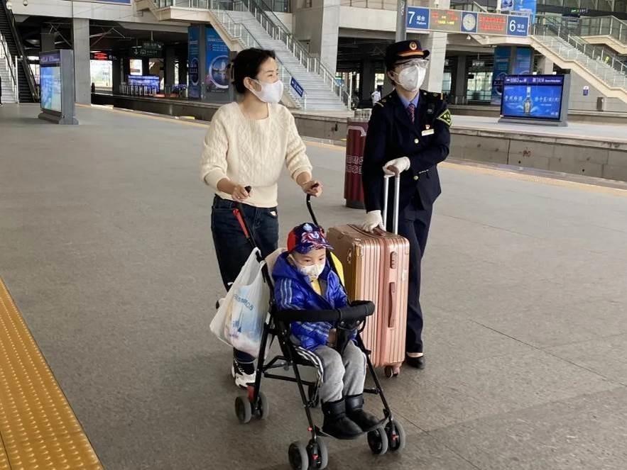 鄭海珠在站臺上引導(dǎo)旅客乘車。南昌鐵路供圖