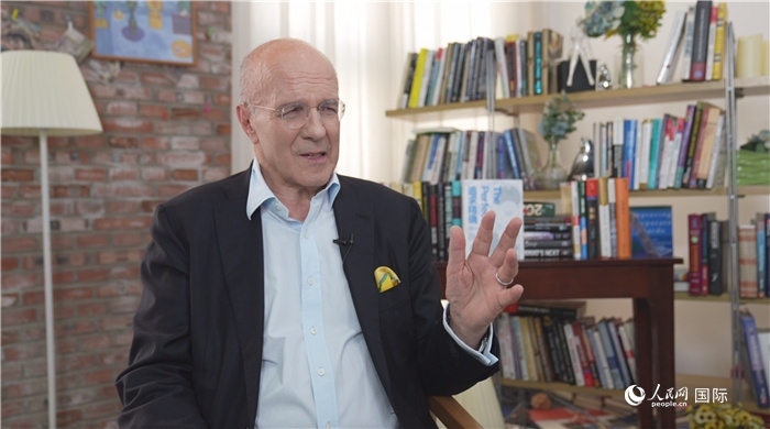 西蒙·溫切斯特接受人民網(wǎng)采訪。人民網(wǎng)記者 劉寧攝