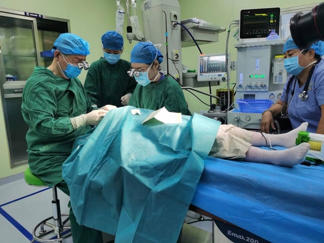 5歲的丹增貴吉正接受雙眼斜視矯正手術。人民網(wǎng)記者 李棟攝