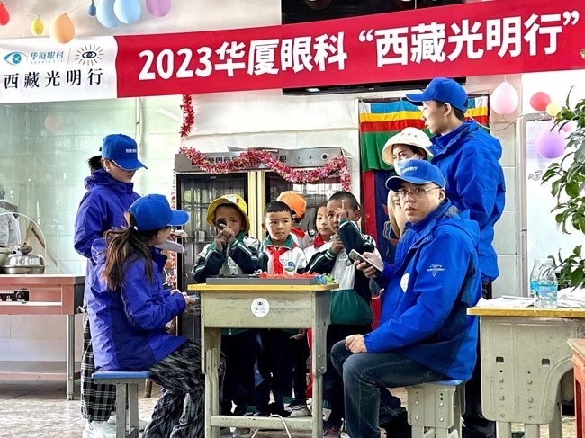 華廈眼科醫(yī)務人員對當?shù)厣倌陜和M行近視、弱視、斜視篩查。人民網(wǎng)記者 李棟攝