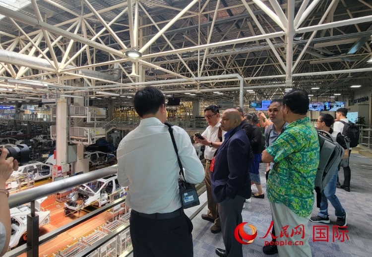 外媒記者在廣汽埃安車間參觀。人民網(wǎng) 寧玉瑛攝