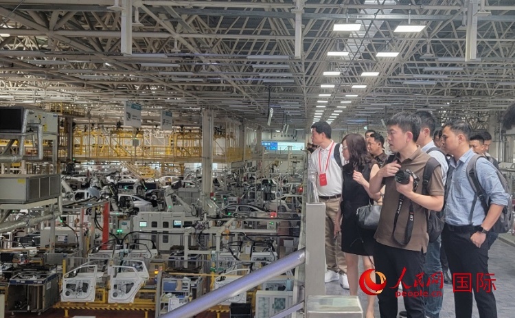 外媒記者在廣汽埃安車間參觀。人民網(wǎng) 寧玉瑛攝