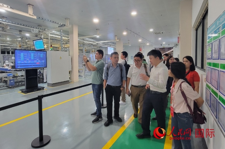 廣汽埃安工作人員向外媒記者進(jìn)行介紹。人民網(wǎng) 寧玉瑛攝