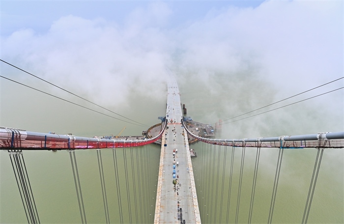 從270米高塔俯瞰深中通道伶仃洋大橋施工現(xiàn)場。（中交集團供圖）