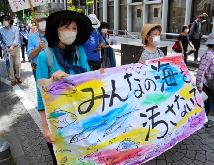 2023年6月20日，日本民眾在福島縣政府周圍舉行抗議活動(dòng)，強(qiáng)烈反對(duì)核污水排海計(jì)劃，呼吁保護(hù)漁業(yè)資源。圖片來源：《朝日新聞》