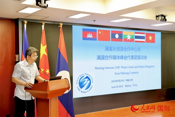 由瀾湄六國有關(guān)部門及主流媒體等組成的采訪團(tuán)與中方代表在瀾湄水資源合作中心舉行座談會。水利部國際合作與科技司副司長、一級巡視員、瀾湄水資源合作聯(lián)合工作組中方組長李戈發(fā)表講話。（人民網(wǎng) 李世奇攝）