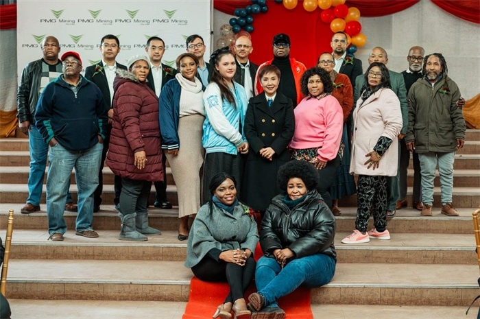 PMG礦業(yè)公司股東和管理團(tuán)隊(duì)和演講嘉賓合影。（圖片來(lái)源：廣西大錳南非PMG礦業(yè)有限公司）