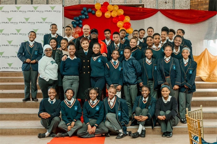 Blinkklip高中的學(xué)生們。（圖片來(lái)源：廣西大錳南非PMG礦業(yè)有限公司）