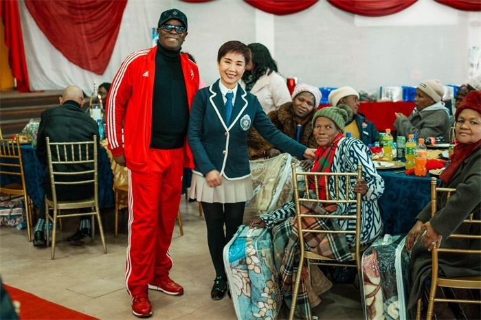 Micheal Mohala中將、黃琳與社區(qū)老人合影。（圖片來(lái)源：廣西大錳南非PMG礦業(yè)有限公司）