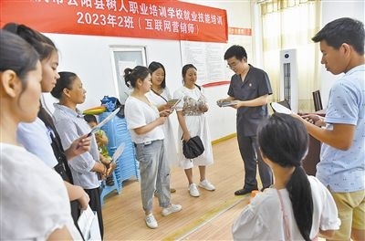  圖③：法院干警現場指導鄉(xiāng)村“代理家長”如何正確管護留守兒童。