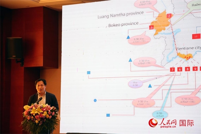 老撾計(jì)劃與投資部發(fā)展研究院院長(zhǎng)史提羅斯·拉斯福尼在活動(dòng)現(xiàn)場(chǎng)發(fā)言。人民網(wǎng)記者楊一攝