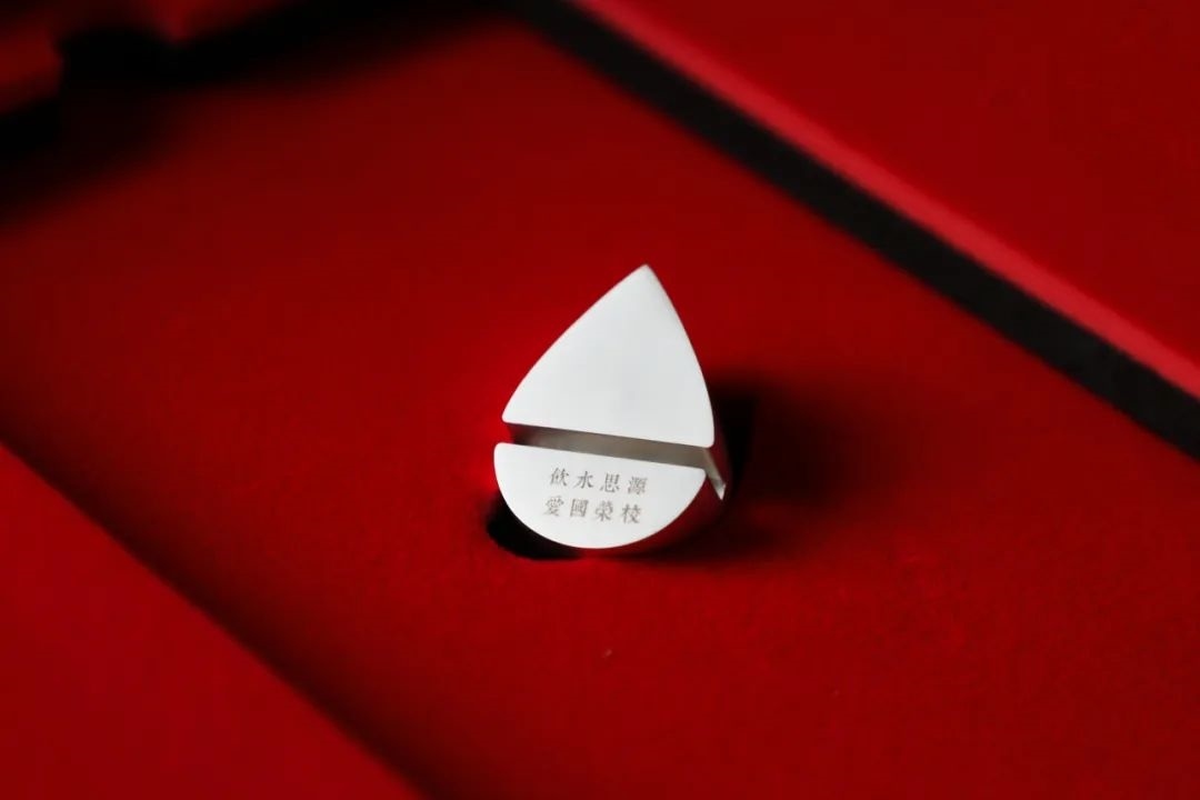 上海交通大學(xué)發(fā)布2023年錄取通知書(shū)禮盒。校方供圖