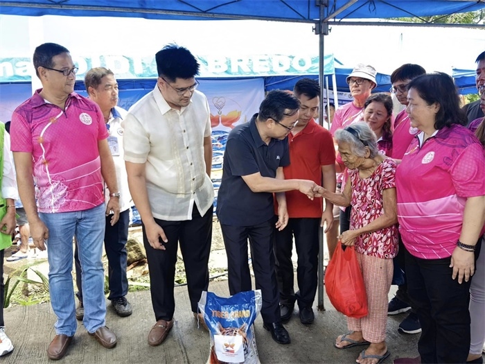 中國駐菲律賓大使館向部分馬榮火山受災(zāi)家庭分發(fā)賑災(zāi)物資。中國駐菲律賓大使館供圖