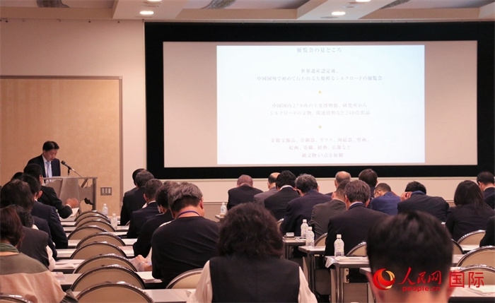 富士美術館文藝部長平野賢一介紹展覽內(nèi)容。（人民網(wǎng) 許可攝）