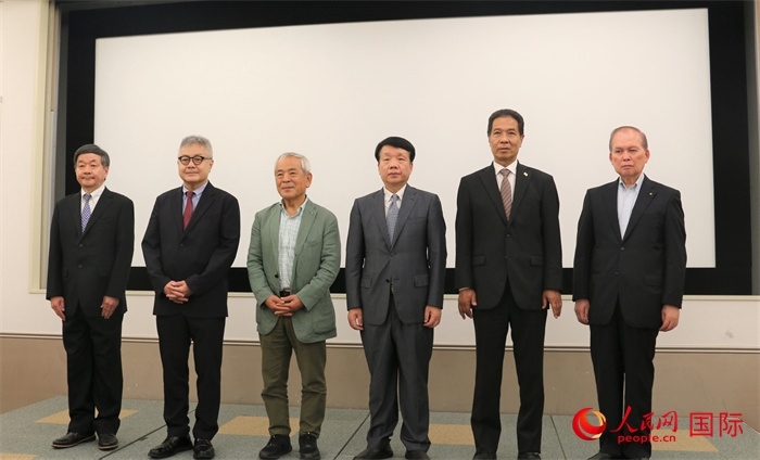 主辦方與嘉賓合影。（人民網(wǎng) 許可攝）