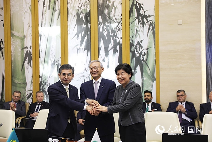 上合組織秘書處、哈駐華使館、上合組織睦鄰友好合作委員會簽署《聯(lián)合行動計劃》。人民網(wǎng) 俄布拉依攝