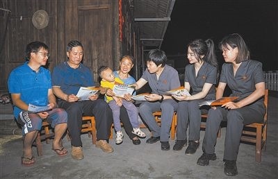 “法治屋場(chǎng)會(huì)”上，法院黨員志愿服務(wù)隊(duì)在給種植戶普及法律知識(shí)。