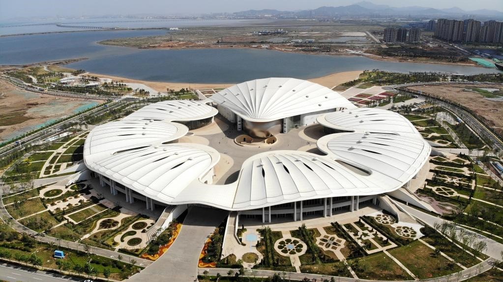 位于中國－上海合作組織地方經(jīng)貿(mào)合作示范區(qū)的青島·上合之珠國際博覽中心。新華社記者 李紫恒 攝