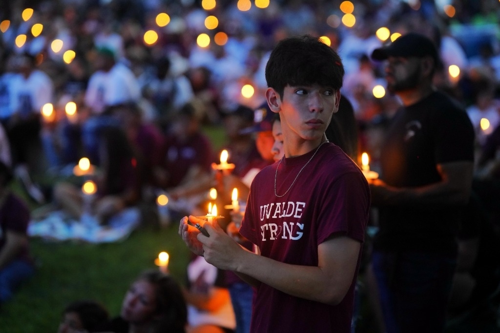 5月24日，在美國得克薩斯州小城尤瓦爾迪，人們參加守夜儀式悼念校園槍擊遇害者。當(dāng)日是美國尤瓦爾迪大規(guī)模校園槍擊事件一周年。新華社記者吳曉凌攝