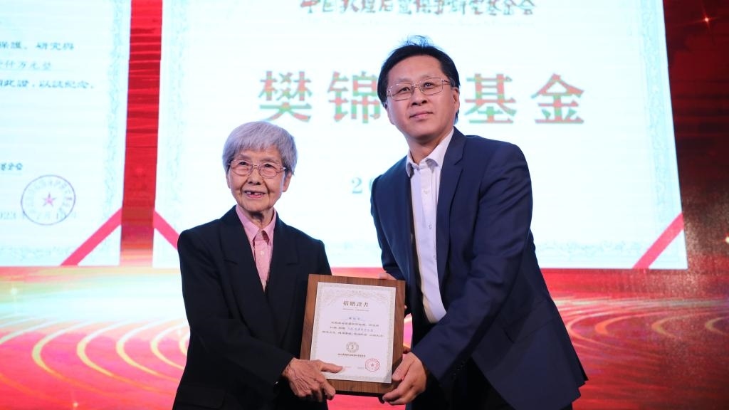 國家文物局黨組成員、副局長解冰（右）為樊錦詩（左）頒發(fā)捐贈證書。新華社記者張睿 攝