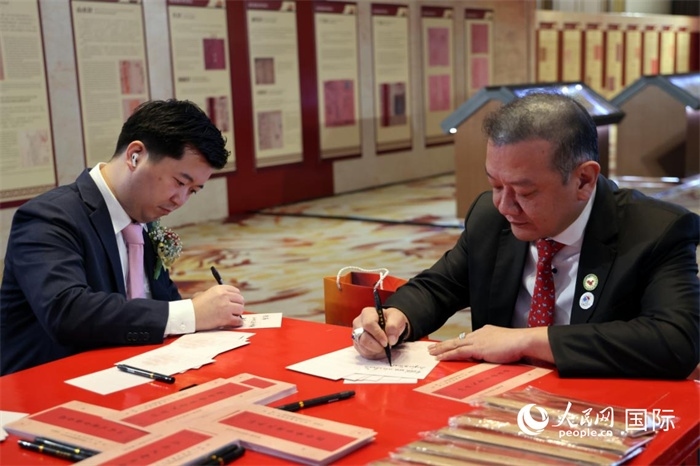 觀眾在展覽現(xiàn)場(chǎng)設(shè)置的體驗(yàn)區(qū)手寫(xiě)“批信”。人民網(wǎng)記者楊一攝