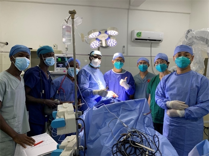 腦膿腫手術(shù)成功，全體參與手術(shù)的醫(yī)務(wù)工作者合影留念。中國第二十九批援幾內(nèi)亞醫(yī)療隊(duì)供圖