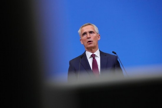 7月6日，在比利時(shí)布魯塞爾的北約總部，北約秘書長斯托爾滕貝格在會(huì)議后召開新聞發(fā)布會(huì)。新華社記者鄭煥松攝