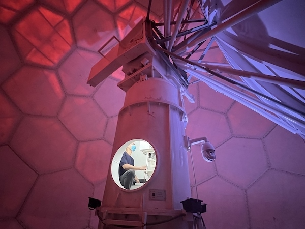 寧德國(guó)家天氣雷達(dá)站工作人員正在清洗雷達(dá)滑環(huán)。人民網(wǎng)高清揚(yáng)攝