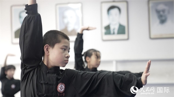 正在練習(xí)劈掛拳的武術(shù)學(xué)童。人民網(wǎng)記者 袁蒙攝