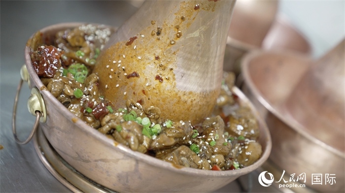 滄州火鍋雞。人民網(wǎng)記者 袁蒙攝