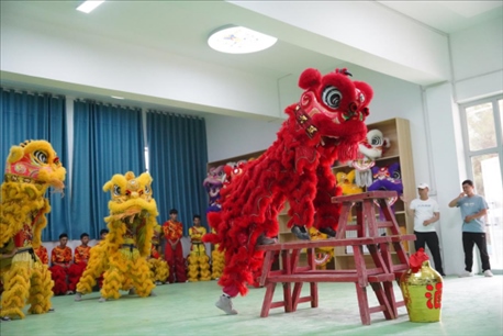 開課儀式現(xiàn)場，疏附縣第一中學(xué)舞獅隊的醒獅表演。