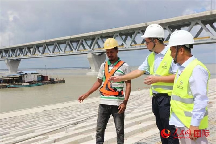 孟加拉國(guó)帕德瑪大橋河道整治工程北岸整治區(qū)域長(zhǎng)1.5千米，南岸長(zhǎng)11.5千米，是目前世界上規(guī)模最大的河道整治工程。人民網(wǎng)記者 孫廣勇攝